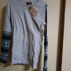(新品)グレー色で柄入り袖長袖Tシャツ