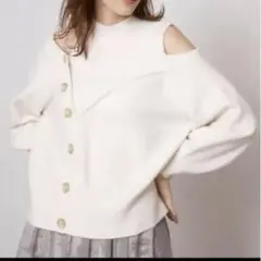 SNIDEL オープンショルダーボタンニットプルオーバー オフホワイト