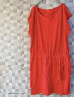 赤いノースリーブひざ丈ワンピース