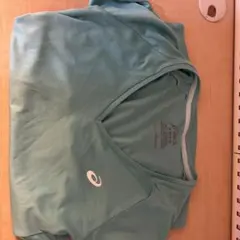 ASICS ミントグリーン Vネック Tシャツ