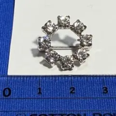 クリスタル装飾の円形ブローチ