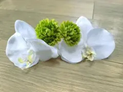 胡蝶蘭とグリーンフラワーの髪飾り