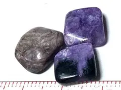 小さなチャロアイトの端切れ3個 ・16・3～4g程度（ロシア産鉱物標本）