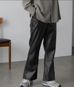 フェイクレザーパンツ