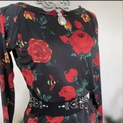 赤いバラ柄の長袖レッスンウェア