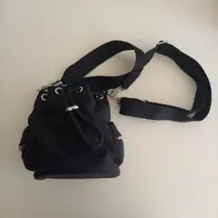 黒いナイロンショルダーバッグ