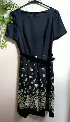 デビュードフィオレワンピース 　ネイビー系　スカート部分フラワープリント