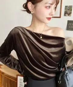 新品タグ付きmomentワンショルドレープシャイニーベロアプルオーバー