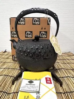 新品、共箱、タグ付 南部名工岩鋳造 23型ひょうたんアラレ 南部鉄瓶