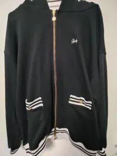黒いフード付きパーカー Rady ジップアップフードパーカー