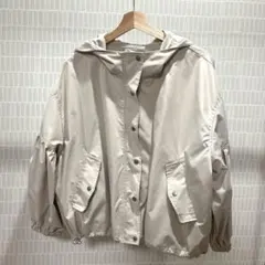 ブルゾン　INGNI ライトアウター　マウンテンパーカー　ベージュ　オフホワイトのサムネイル