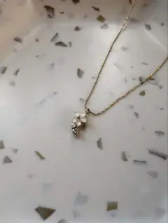 フラワー　ネックレス　ゴールド