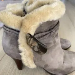 つの飾り付スエード ファー付きブーツ