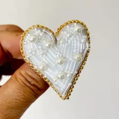 パールビーズたっぷり　縦長　ビーズ刺繍ブローチ