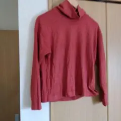 リブ編み タートルネック 赤オレンジ系 セーターユニクロ　Ｍ