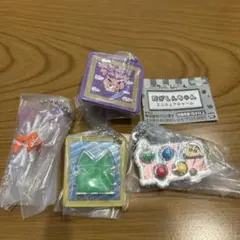 新品未使用　定価以下　だがしんちゃん　ミニチュアチャーム　しんちゃんなど4点