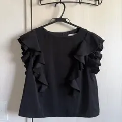 フリル付き黒半袖ブラウス　31 sons de mode