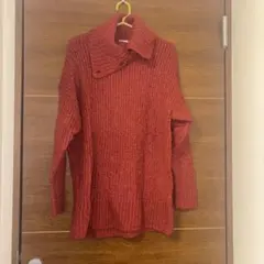 赤いボタン付きハイネックニットセーター