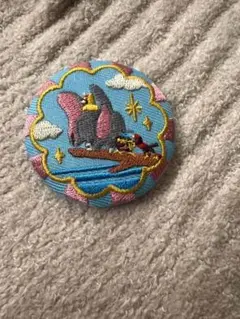 刺繍ピンバッチ 船とキャラクター