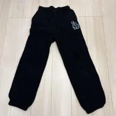 黒のロゴ入りジョガーパンツ