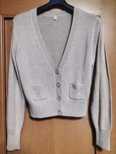 ベージュのVネック長袖カーディガン・ボタンとポケット付き・サイズМ