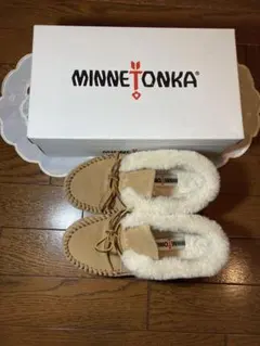 MINNETONKA ベージュ モカシンのサムネイル