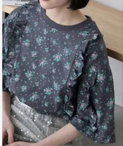 【美品】forksy. フォルクシー 小花柄 フリル Tシャツ チャコール Fのサムネイル