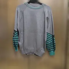 グレーのニットセーター（グリーン系ストライプ）