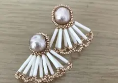 ハンドメイド ビーズアクセサリー『soi(ソイ)』ビーズ刺繍ピアス パール調