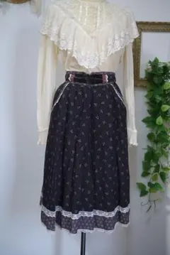 Gunne Sax の　花柄　黒いビンテージスカートのサムネイル