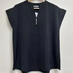 【新品】パール付きシャツMサイズ　被るシャツ　黒　Ｖネック　冠婚葬祭