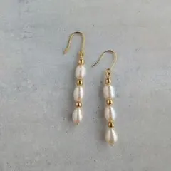 135　3連淡水パール　ピアス/イヤリング