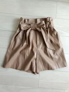 ZARA レザー風リボン付きベージュショートパンツ XS
