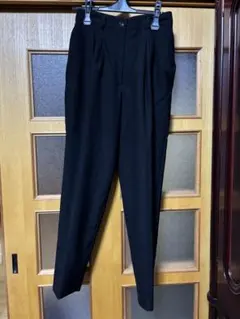 黒のハイウエストテーパードパンツ