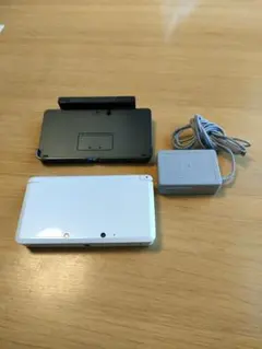 Nintendo 3DS ホワイト 本体 　タッチペン　ACアダプター付き