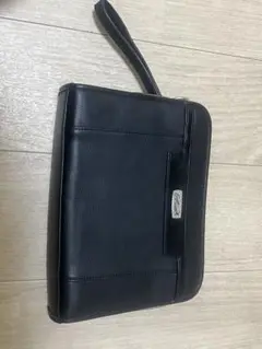 黒いジッパー付きクラッチバッグ
