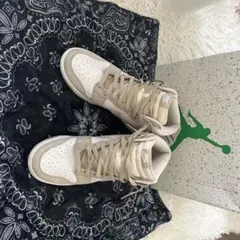 Nike ベージュ/ホワイト ハイカットスニーカー多少の値下げ対応♡