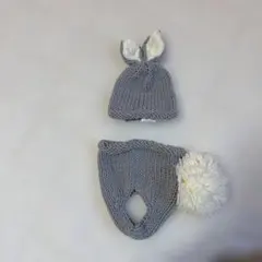 ウサギ耳付きニット帽とパンツセット