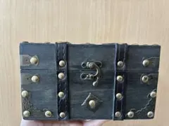 アンティーク木製ボックス 金属装飾付き