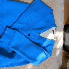 青いリブ編みVネックカーディガンと白Tシャツ
