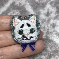 【刺繍×ビーズ ブローチ】〈困り眉柄白ネコ〉 ※送料込