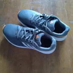 アディダス　adidas　スニーカー