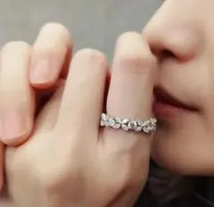 モアサナイト　フラワーフルエタニティリング　最高品質バタフライ　ケース付き　9号