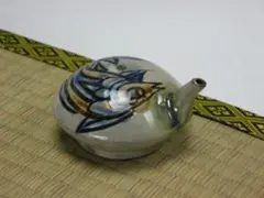 琉球壺屋焼 登り窯　金城敏幸 作 　魚文水滴（青）のサムネイル