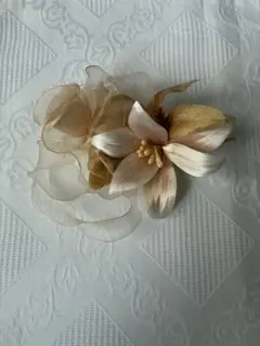 ベージュ系 花モチーフ コサージュ