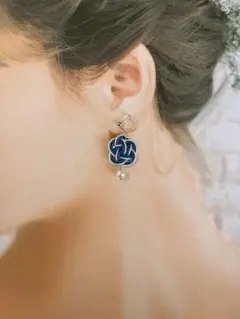 梅結びとガラスパールのノンホールピアス　水引　ブルー（ラメ）×ホワイト