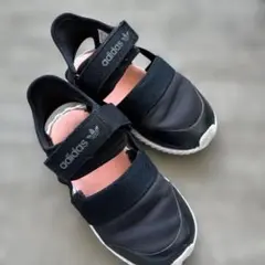 adidas ベビーサンダル 黒