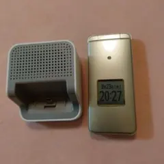 KYF43 au 美品 充電器つき 初期フィルム貼ったまま - メルカリ