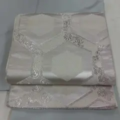 お洒落な銀白袋帯▪️ピンクがかった白と銀のハーモニー、唐花亀甲▪️長さ４２５cm