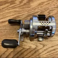 シマノ 15カルカッタコンクエスト 100HG シマノ(SHIMANO) 15カルカッタ コンクエスト 101HG(左) ○完売